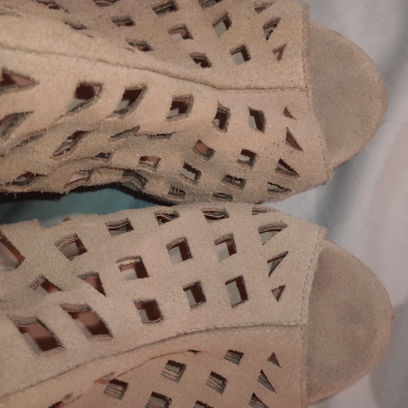 Size 71/2 wedge bootie sandal.. upper real leather suade - Picture 3 of 5